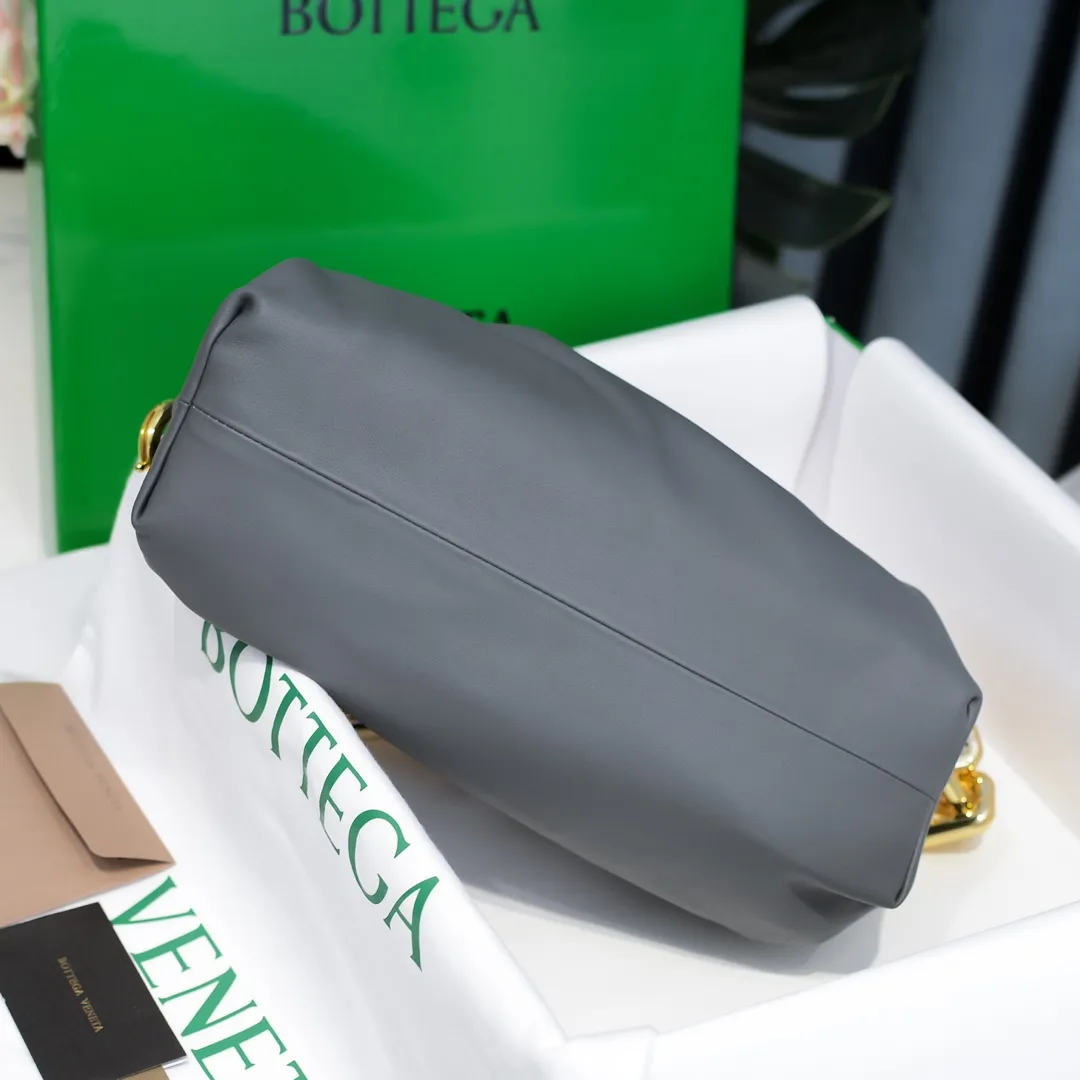 2020 new products will continue to upgrade the cloud bag to the вoттega veneтa chain cloud bag. It is still developed with imported original leather as standard. This hardware chain needs to be light on the upper body and can only be made of all-steel material. It is made of hollowed metal. You don’t have to worry about its weight. Major celebrity fashion bloggers have used it to attend fashion shows. Who can resist the charm of this large gold chain [smile] Style number: 6708# Size: 30*16*12